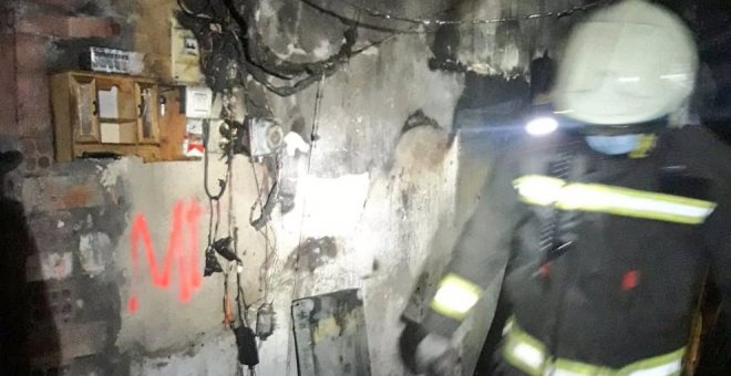 Un incendio causa daños en un garaje de una vivienda en Sarón