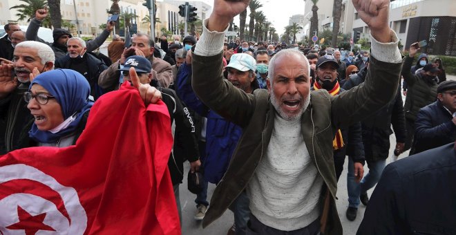 Miles de personas llenan las calles de Túnez contra el giro autoritario del presidente Kais Said