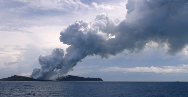 Un tsunami provocado por la erupción de un volcán golpea la isla de Tonga, en Nueva Zelanda