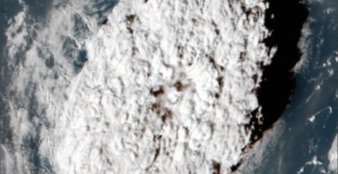 Las impresionantes imágenes de la erupción del volcán en Tonga capturadas desde el espacio