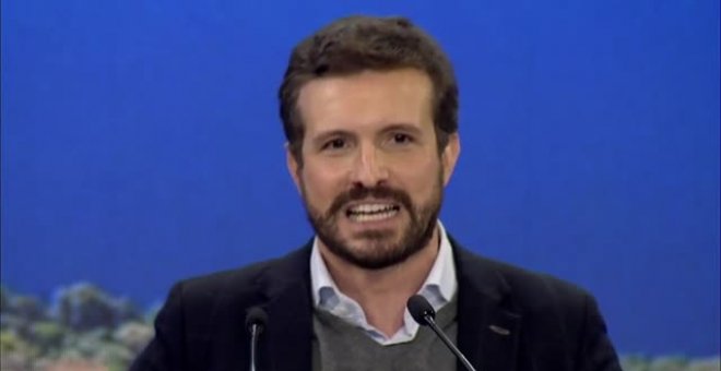 Casado: "¿Cómo se puede tener un presidente tan débil que no puede ni cesar a sus ministros?"