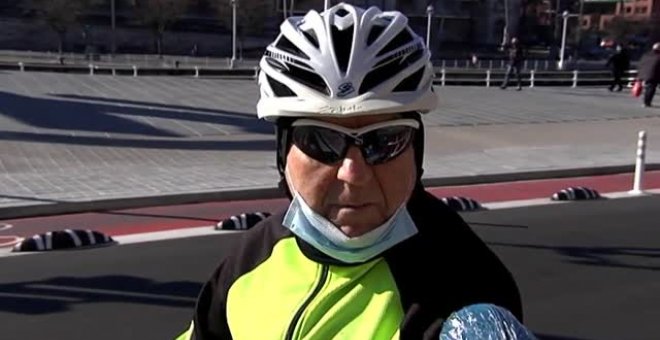 El "carril bicirotonda" de Bilbao un peligro para ciclistas: O te apartas o te pasan por encima