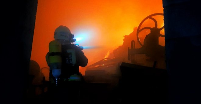 Un incendio en Cabezón de la Sal afecta a maquinaria y una gran cantidad de cereal