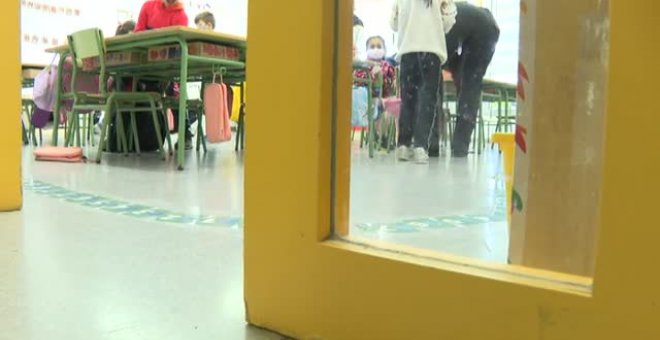 Más de 20.000 aulas en cuarentena tensionan los colegios