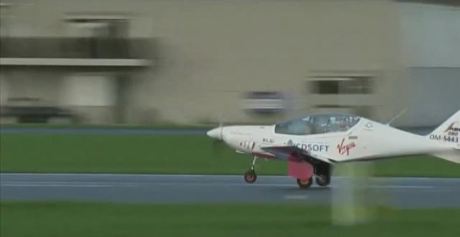 Zara Rutherford se convierte en la piloto más joven en dar la vuelta al mundo solitario