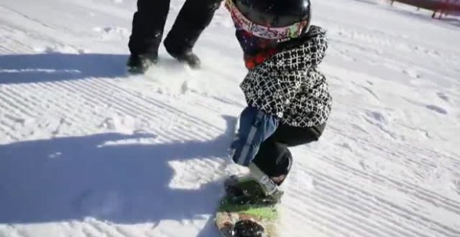Una niña de 11 meses hace snowboard en China