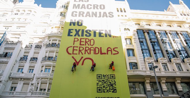 Greenpeace pide acabar con las macrogranjas con un cartel gigante en Madrid: "No existen… pero cerradlas ya"