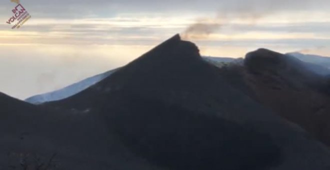 El volcán de La Palma sigue desgasificando un mes después del final de la erupción