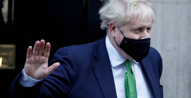 Johnson resiste como primer ministro a la espera de una crucial investigación