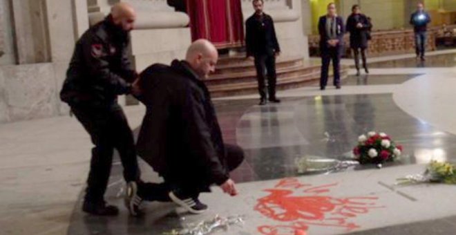 Absuelto el hombre acusado de realizar una pintada en la tumba de Franco