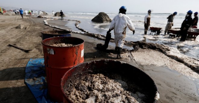 Repsol asegura que ha retirado 2.384 metros cúbicos de arena afectada por el derrame de crudo en Perú