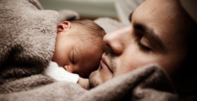 Los bebés asocian compartir la saliva con adultos con el amor y la confianza