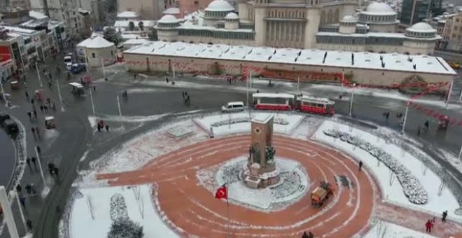 Un fuerte temporal cubre de nieve Atenas y Estambul