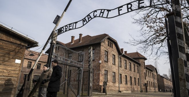 Detenida en Auschwitz una mujer neerlandesa por hacer el saludo nazi frente a la puerta del campo de exterminio