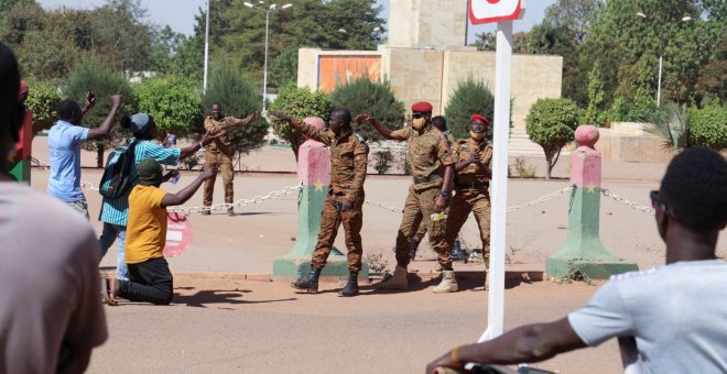Los militares confirman su golpe de Estado en Burkina Faso y disuelven el Gobierno y el Parlamento