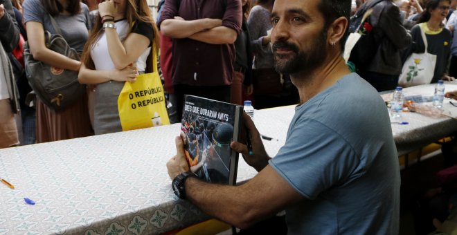 Un policía nacional acepta un año de prisión por agredir al fotoperiodista Jordi Borràs por motivos ideológicos