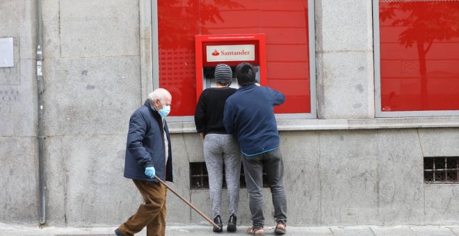 El Gobierno y el Banco de España se ponen en contacto con Carlos, que denunció la exclusión financiera a los mayores