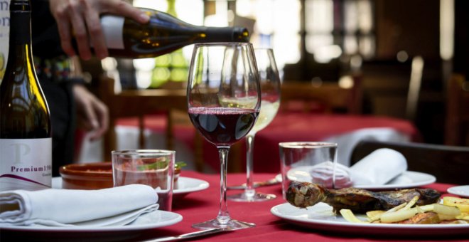 "El vino no es cancerígeno": el etiquetado sanitario de Europa contra las bebidas alcohólicas se topa con Castilla-La Mancha