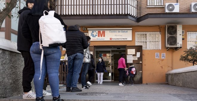La falta de medidas de Ayuso aboca al colapso a los centros de salud de Madrid al menos dos semanas más