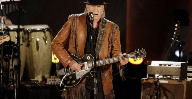 El boicot de Neil Young a Spotify por un podcast antivacunas reabre el debate sobre qué hacer contra los bulos
