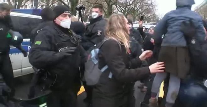 Negacionistas protestan ante el Parlamento alemán