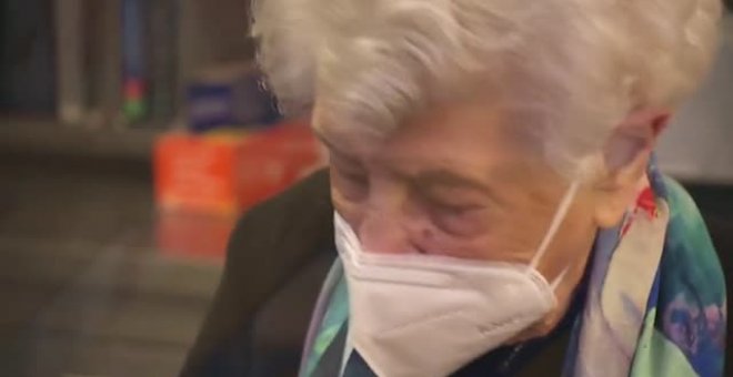 Una anciana de 100 años sirve cafés en un hospital de Londres