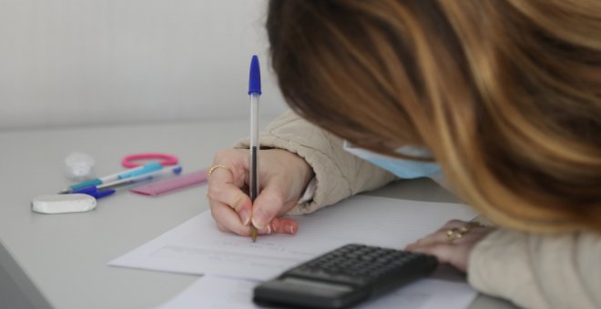 Más de 332.000 alumnos y 23.532 docentes están aislados por positivo o en cuarentena