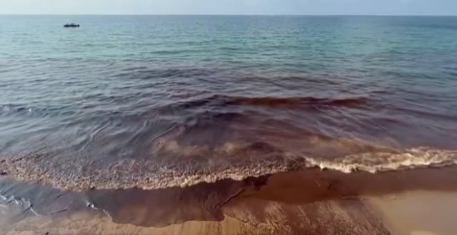 Desastre medioambiental en una playa de Tailandia por un vertido de crudo de la empresa SPRC