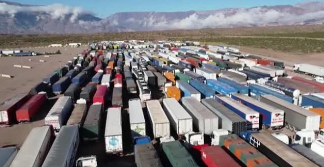 Miles de camioneros varados en la frontera con Chile exigen una solución a la crisis del transporte
