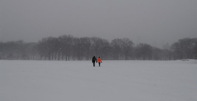 Un ciclón deja en EEUU frío, nieve, cortes de luz y miles de vuelos suspendidos