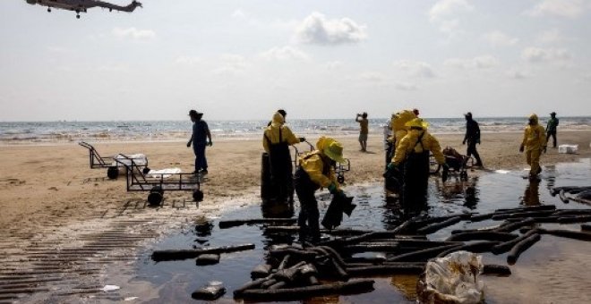 Un vertido de petróleo pone en peligro una colonia de corales en Tailandia