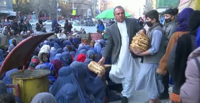 Cada día centenares de personas hacen cola en Afganistán para recibir pan gratis
