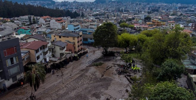 Al menos 24 muertos por una avalancha de lodo en Quito