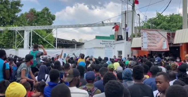 Cientos de migrantes protestan por el trato de las autoridades mexicanas