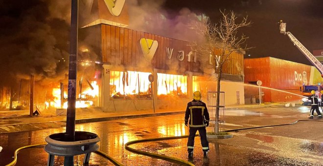 Aparatoso incendio en Puertollano, las llamas arrasan de madrugada una nave comercial