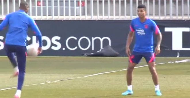 El Atlético se divierte en su penúltimo entrenamiento antes del Barça