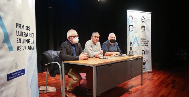 Xune Elipe presentó su historia de la música asturiana en Uviéu