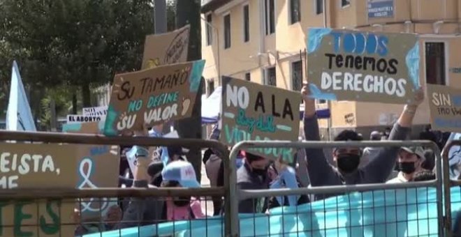 Manifestantes contra el aborto y grupos a favor de la legalización protestan frente a la Asamblea Nacional de Ecuador