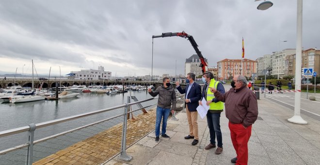 Avanzan las obras de instalación de los nuevos pantalanes flotantes en Puertochico