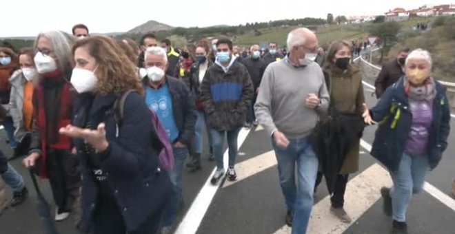 Cientos de vecinos de Nerva protestan contra el traslado de los residuos peligrosos a su vertedero