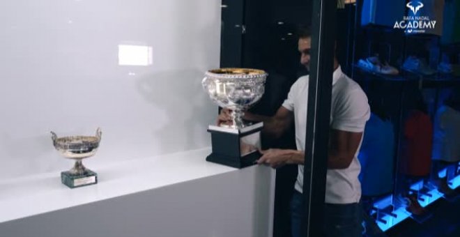 Nadal coloca el trofeo del Open de Australia en el museo de su academia