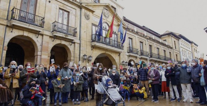 La protesta contra  los recortes en las bibliotecas ovetenses llega a las puertas del Ayuntamiento