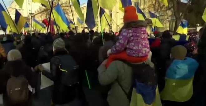 Miles de ucranianos exigen a Putin el fin de la agresión en las calles de Járkov