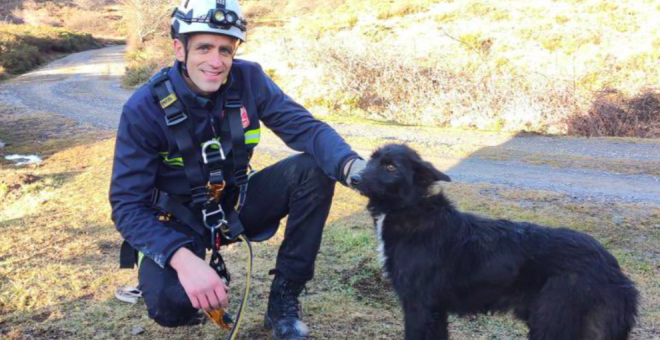 Rescatan a un perro caído en una grieta a 30 metros de profundidad en Soba