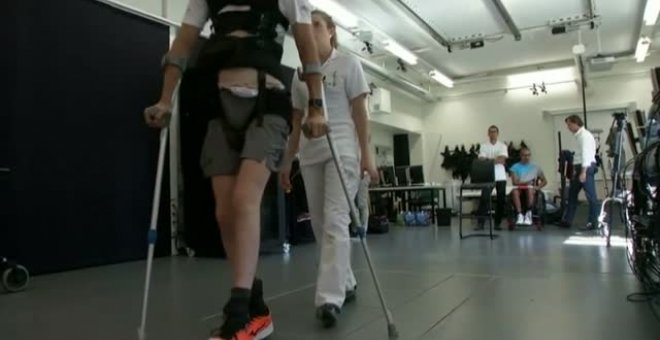 Tres parapléjicos vuelven a caminar un día después de haber recibido un implante electrónico en la médula