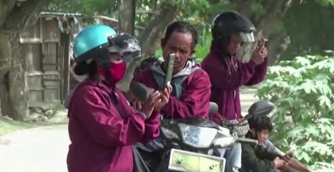 En Indonesia un hombre atrapa al cocodrilo que vivía desde hace 6 años con un neumático alrededor del cuerpo