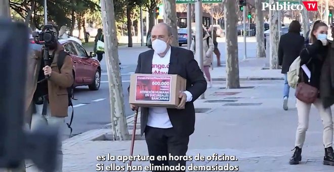 El impulsor de la campaña para un trato más humano a las personas mayores en los bancos: "Es una llamada a evitar la exclusión"