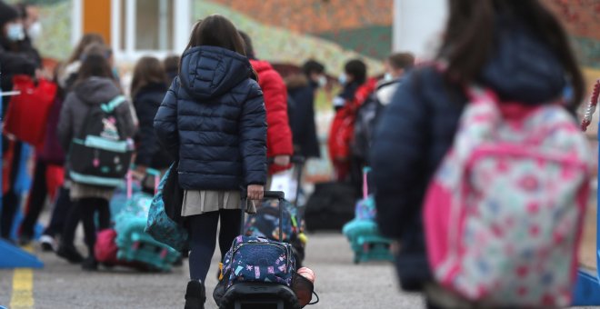 Los niños podrán estar sin mascarilla en el patio del colegio