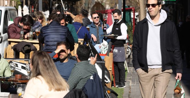 Los casos de covid-19 caen en picado pero los expertos llaman a no confundir el final de la sexta ola con el final de la pandemia