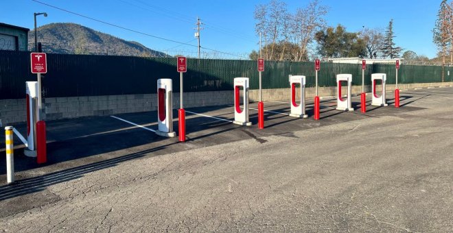 Roban los cables de todos los cargadores de una estación de Tesla